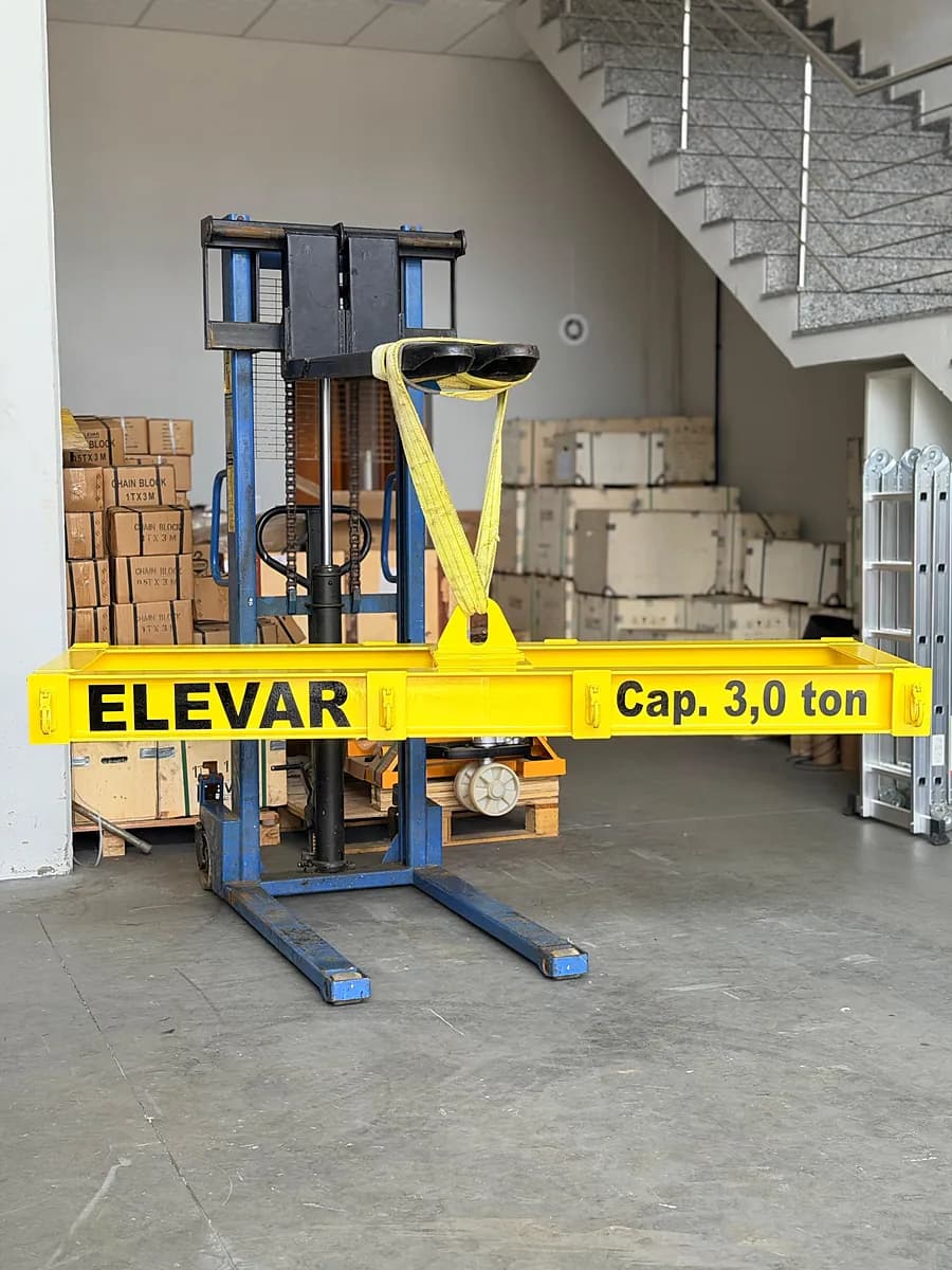 Barra de carga compacta Elevar amarela de 3 toneladas apoiada em empilhadeira hidráulica no depósito