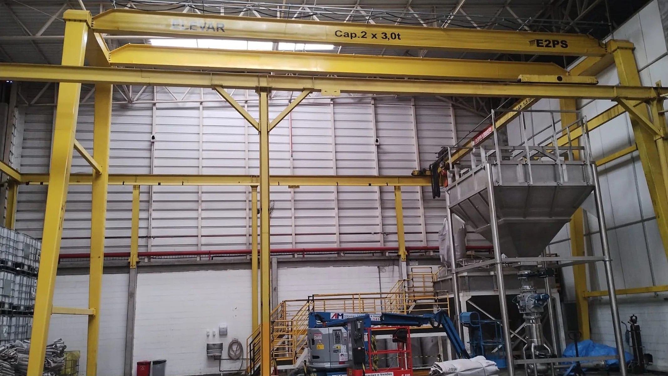 Pórtico Elevar amarelo de duas vigas, capacidade 2 vezes 3 toneladas, instalado em área de xaroparia
